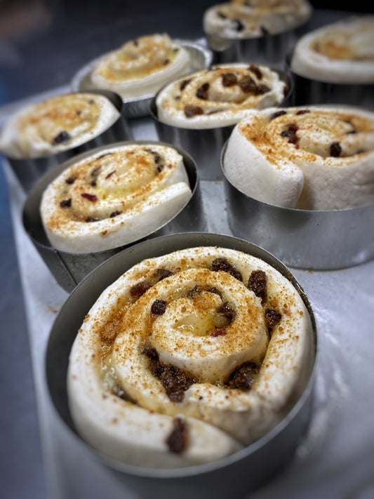 Danesi con crema, cioccolato e uvetta