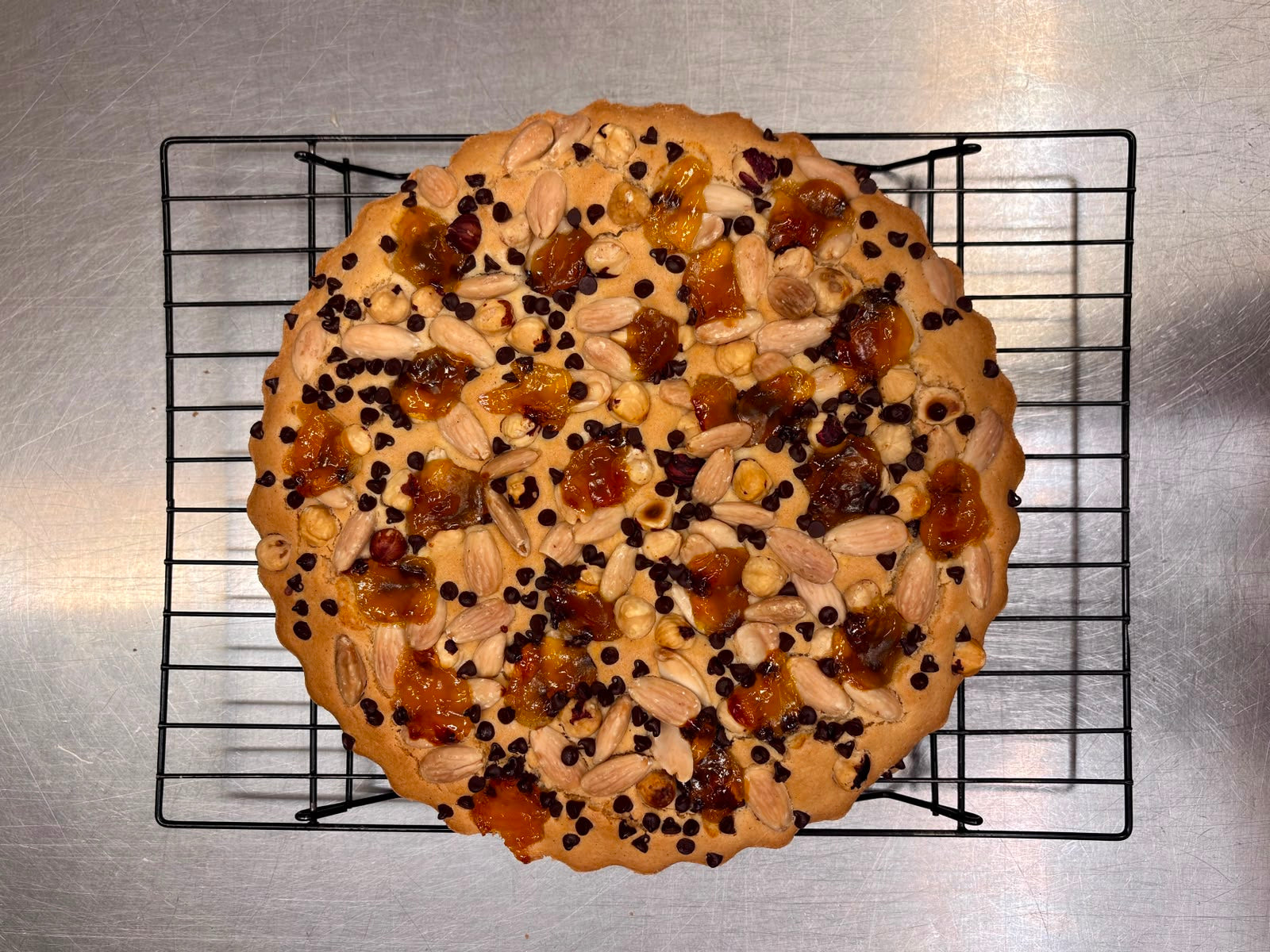 Crostata soffice con frutta secca, cioccolato e albicocche