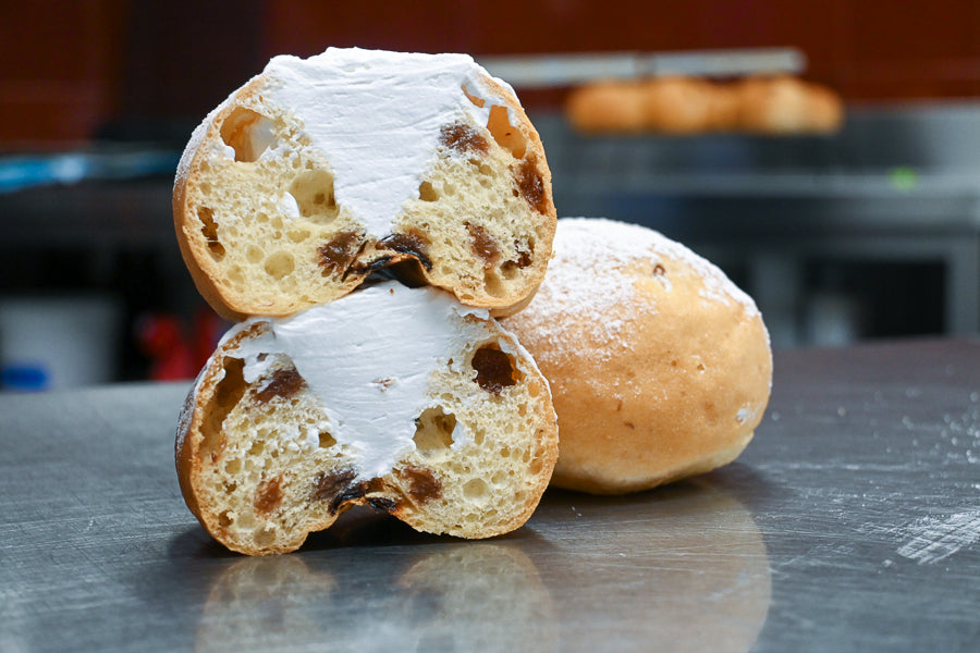 Maritozzo alla panna con uvetta e agrumi, vegano