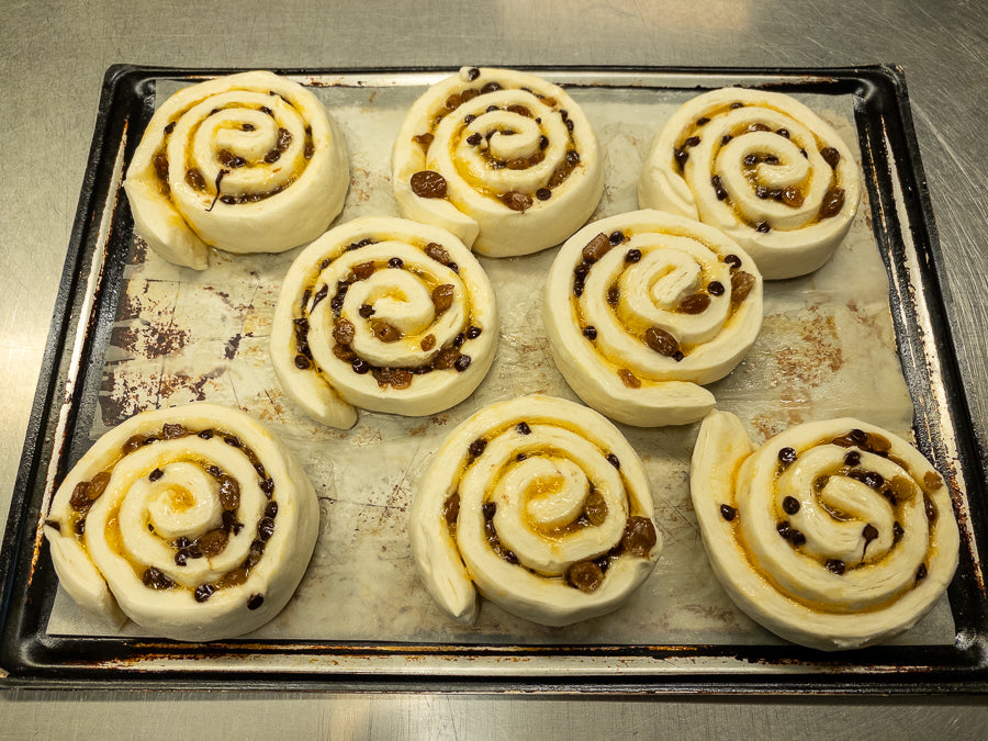 Rolls con marmellata di albicocche, uvetta e cioccolato