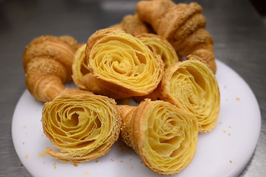Croissant salati con polvere di rape e curcuma