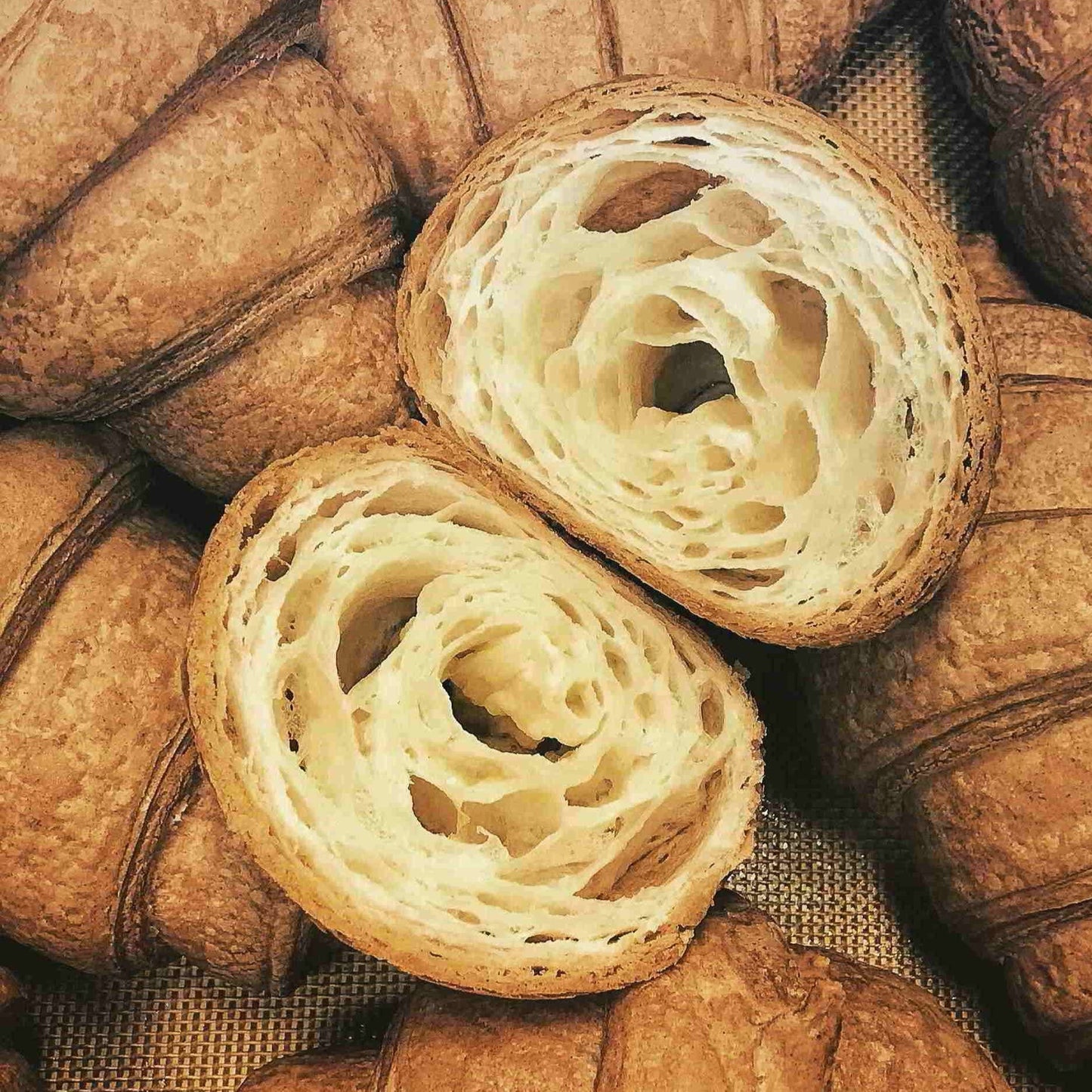 Simple puffed croissant