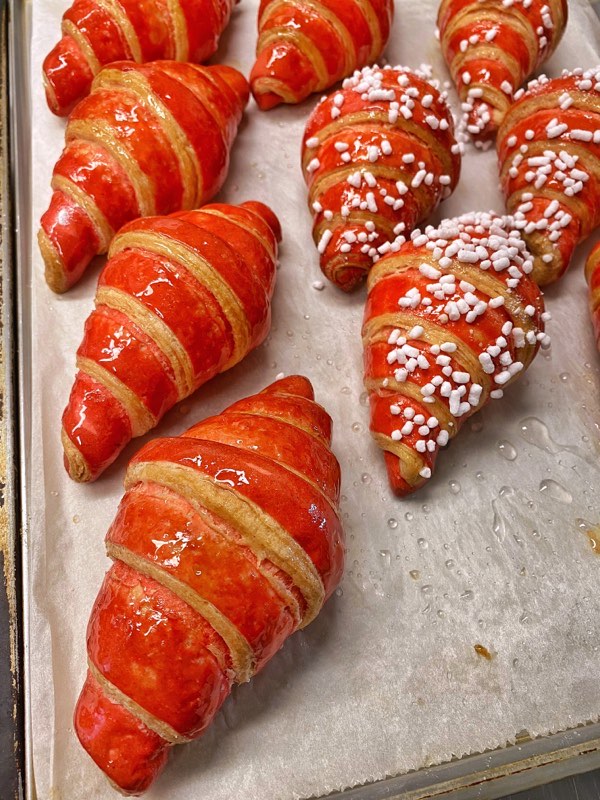 Simple puffed croissant