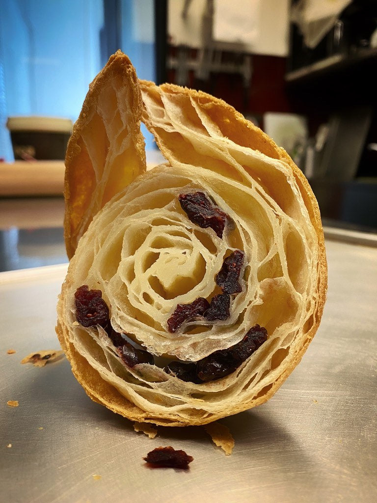 Simple puffed croissant