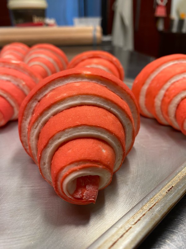Simple puffed croissant