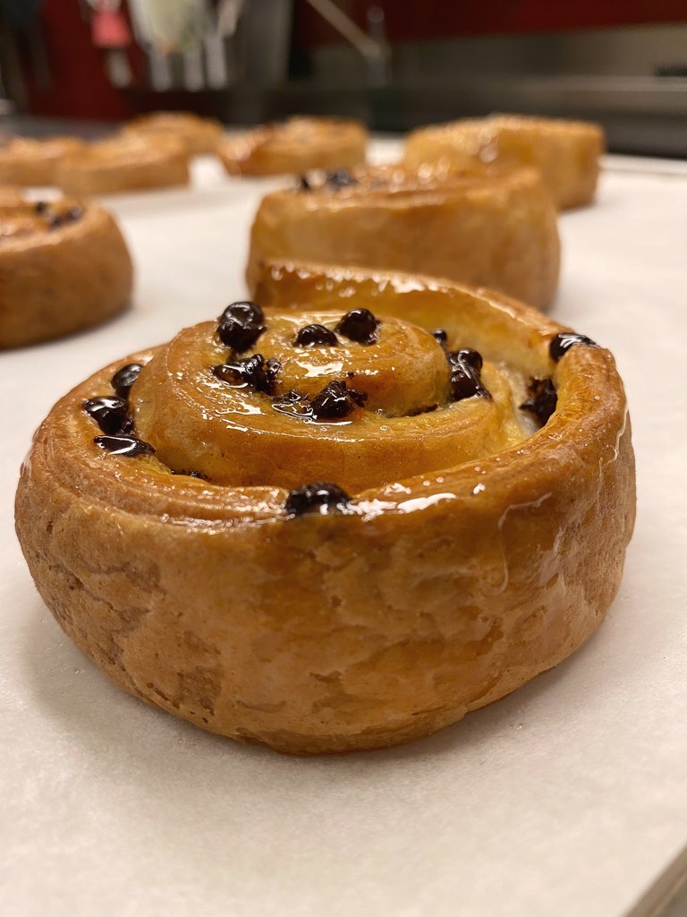 Simple puffed croissant