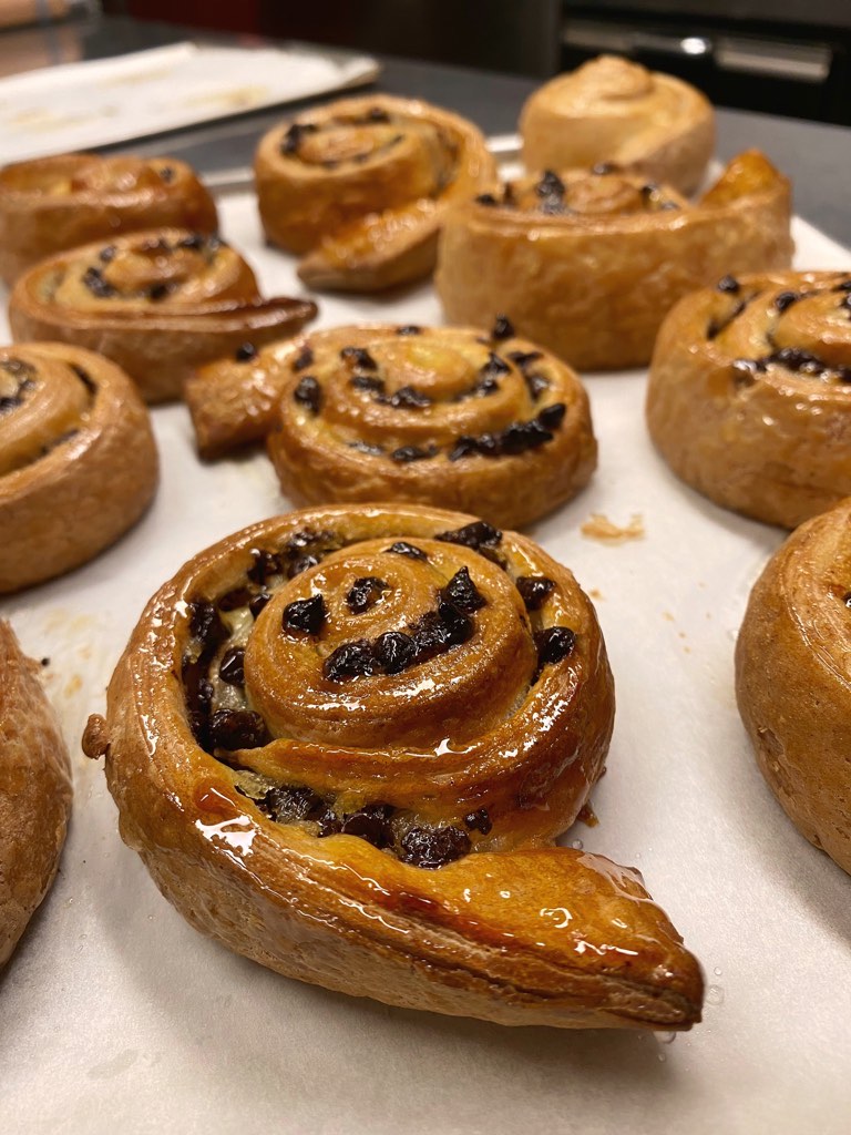 Simple puffed croissant