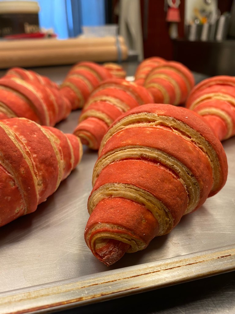 Simple puffed croissant