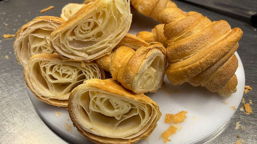 Croissant con burro Corman