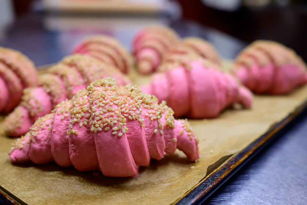 Cornetti salati con barbabietola e semi di sesamo