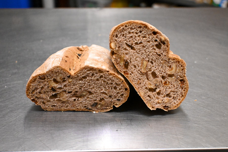 Pane di sorgo e riso con nocciole, uvetta, noci e cacao