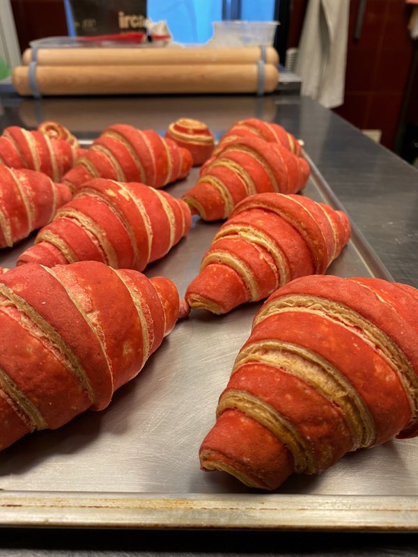 Simple puffed croissant